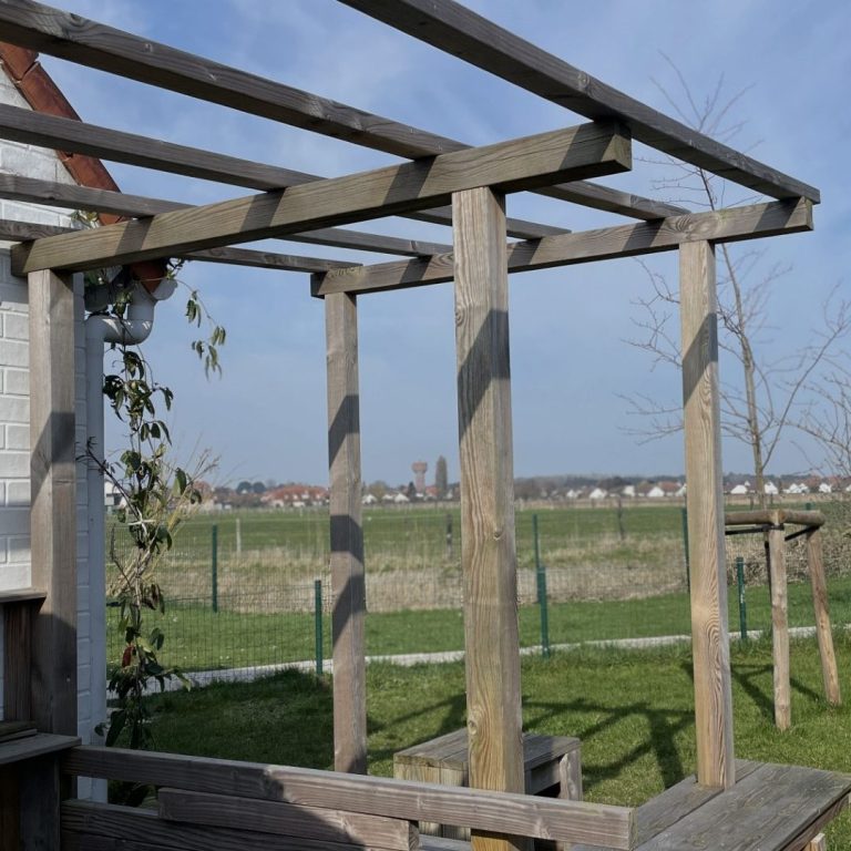 Tiny House Einstein Seitenasicht auf romantisches Tiny House Einstein mit rosa Fahrrad und weiten Blick in die Polderlandschaft