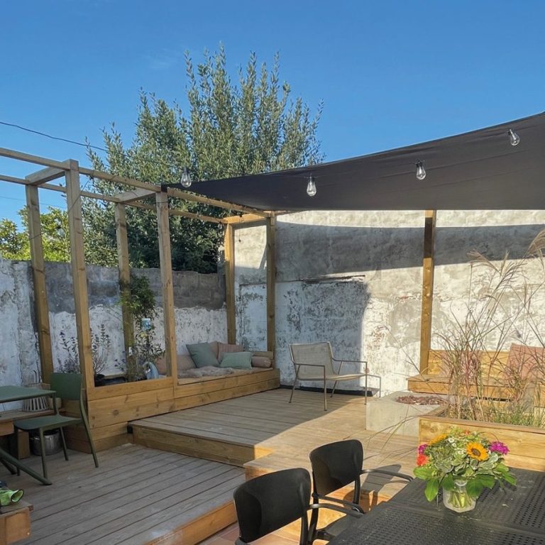 Tiny House Einstein Seitenasicht auf romantisches Tiny House Einstein mit rosa Fahrrad und weiten Blick in die Polderlandschaft